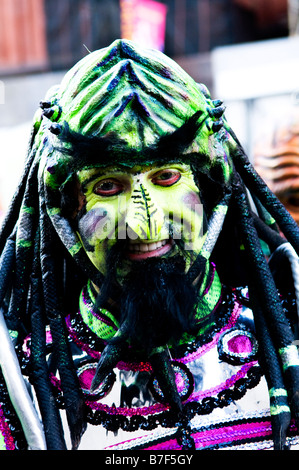 Bunte Masken und Kostüme sehen, während der berühmte Mummers Parade in Philadelphia die am Silvester Tag stattfindet. Stockfoto