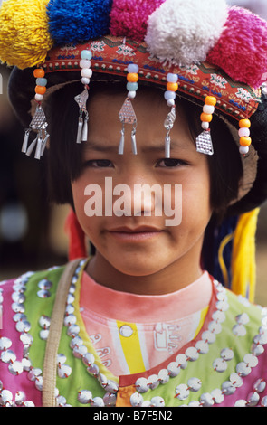 Porträt eines Mädchens Lisu, einer der Bergvölker Thailands, das Tragen einer Kopfbedeckung & Tracht, Provinz Chiang Rai Thailand Stockfoto