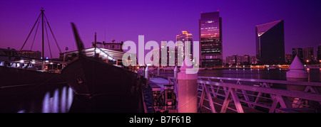 Blick auf traditionelle Abras vertäut am Dubai Creek mit Dubai Skyline im Hintergrund. Stockfoto