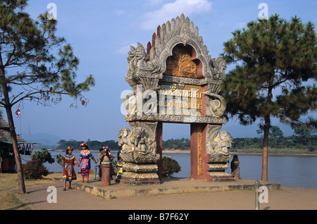 Golden Triangle Denkmal, Mekong-Fluss & Lisu Mädchen, am Zusammenfluss von Birma, Laos & Thailand, Sop Ruak, Chiang Rai, Thailand Stockfoto