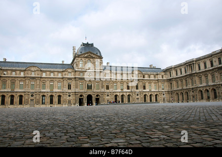 Paris. Der Cour Carree (quadratischer Innenhof) des Louvre Palace. Ile de france. Frankreich Stockfoto