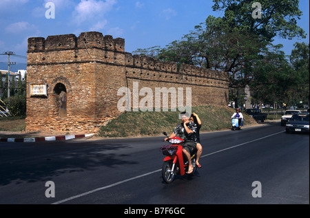 Westtor (Suan Dok) von Chiang Mai City Walls oder Befestigungen & Thai-paar auf Moped, Chiang Mai, Nordthailand Stockfoto