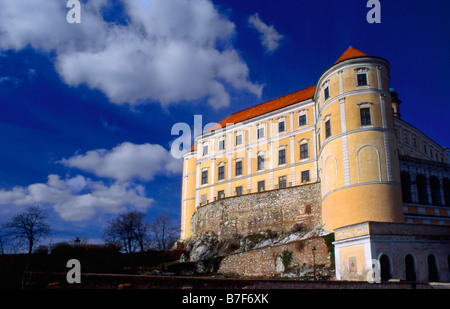Mikulov, Süd-Mähren, Tschechische Republik. Schloss Mikulov, zerstört im 2. Weltkrieg wieder aufgebaut in 1990er Jahren Stockfoto