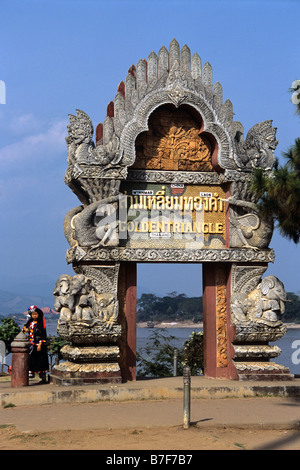 Golden Triangle Denkmal, Lisu Mädchen und Mekong River, am Zusammenfluss von Birma, Laos & Thailand, Sop Ruak, Chiang Sen, Thailand Stockfoto