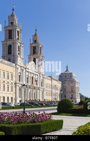 Nationalpalast von Mafra und Kloster in Portugal. Gehörte zu den Franziskanerorden. Barockbau. Stockfoto