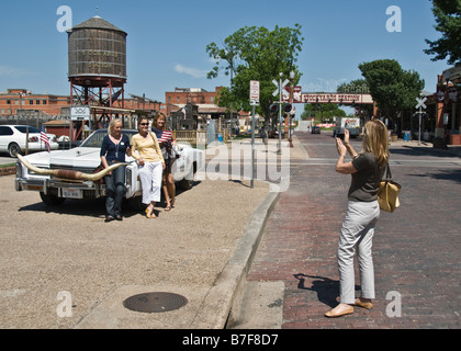 Texas Fort Worth Stockyards National Historic District Cadillac Cabrio mit Longhorn Steer Hörner Stockfoto