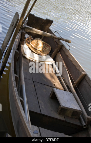 Holzboot oder auch bekannt als Sampan verwendet von den Fischern in Perak, Malaysia Stockfoto