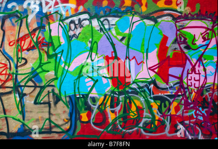 Bunte Graffiti an der Wand an der South Bank in London Stockfoto