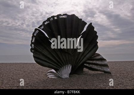 Die Maggie Hambling Skulptur "Jakobsmuschel" am Strand von Aldeburgh Stockfoto