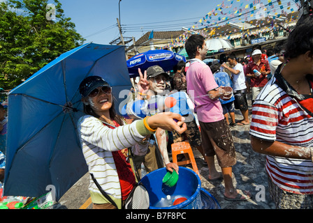 Jugendliche feiern das thailändische Neujahrsfest Songkran - Banglamphu Bangkok Thailand Stockfoto