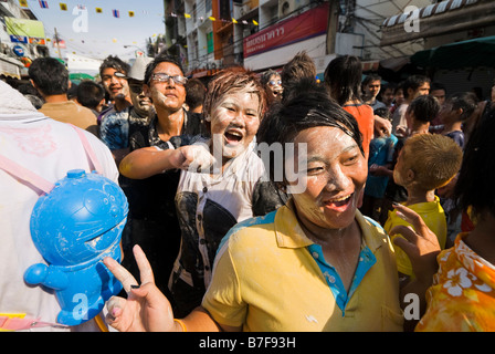 Junge Menschen auf der Straße tanzen, während das thailändische Neujahrsfest Songkran Banglamphu Bangkok Thailand Stockfoto