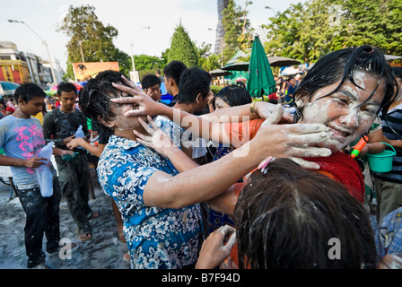 Jugendliche feiern das thailändische Neujahrsfest Songkran - Banglamphu Bangkok Thailand Stockfoto