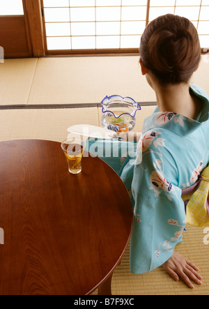 Frau trägt Yukata Stockfoto