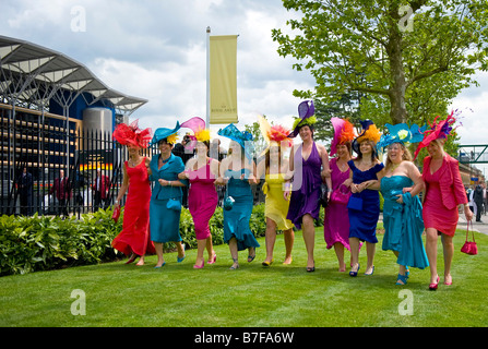 Bunte Mode in Royal Ascot 2008, England UK Stockfoto