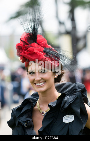 Elegante Frau trägt einen roten Hut am Royal Ascot 2008, England UK Stockfoto