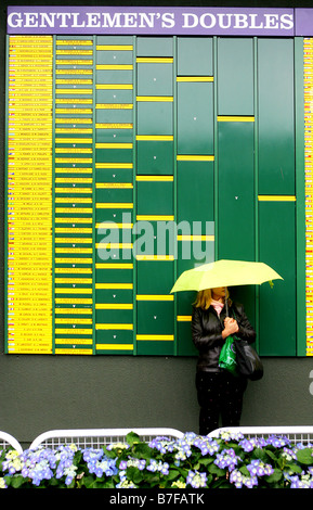 Tierheim in Wimbledon wie Regen nach unten strömt und Haltepunkte spielen Stockfoto