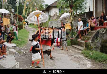 Kinder tanzen in die Straße mit traditionellen Kostümen Stockfoto