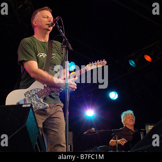 Billy Bragg & Ian McLagen (Keyboard) spielen auf dem Wychwood Festival Juni 2007 Stockfoto