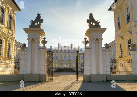 Haupttor im Rundale Palace in Pilsrundale Lettland Stockfoto