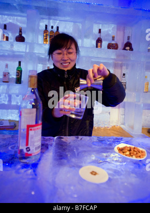 Weiblichen Barkeeper gießt einen Wodka in der Ice Bar in Harbin China 2009 Stockfoto