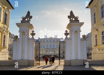 Haupttor im Rundale Palace in Pilsrundale Lettland Stockfoto