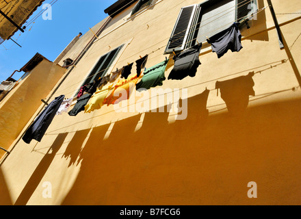 Die Wäsche trocknen auf Outdoor-Wäscheleinen über eine schmale Gasse in der alten Stadt von Terracina, Lazio, Italien, Europa. Stockfoto