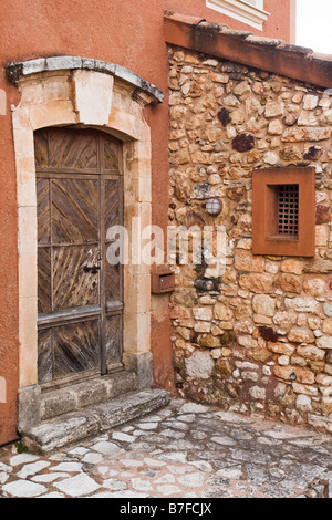 Ocker Farbe Steinhaus im Roussillon, Vaucluse, Provence, Frankreich Stockfoto