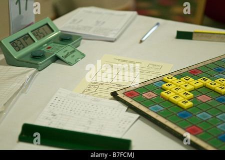 Scrabble-Brett, Notizblöcke und Timer am Ende des Spiels Scrabble Northern Ireland Championships Stockfoto