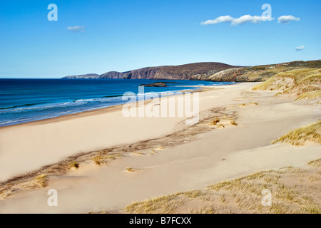 Der Strand und die Dünen Schottlands Sandwood Bay, die nur zu Fuß vom Sheigra genommen an einem fast wolkenlosen Tag erreichbar sind Stockfoto