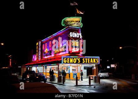 Die berühmten Geno-Steaks in South Philadelphia mit Neon-Lichter in der Nacht Stockfoto