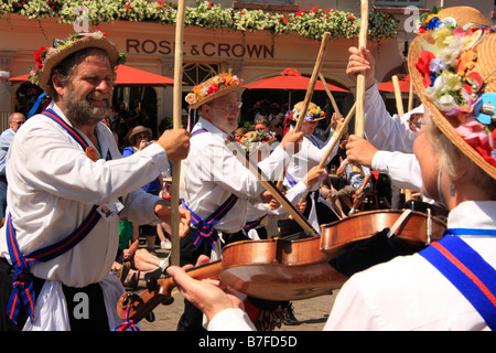 Morris Männer tanzen mit Stöcken vor der Rose &amp; Crown Pub auf Warwick Folk Festival, Warwick, UK Stockfoto