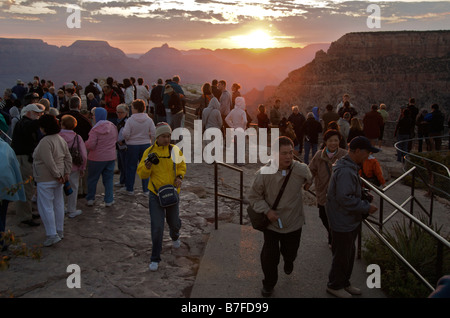 Menschen beobachten Morgendämmerung am Mather Point South Rim Grand Canyon Arizona USA Stockfoto