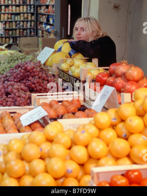 Junge russische Ladenbesitzer im Zentralmarkt in Riga Lettland Stockfoto