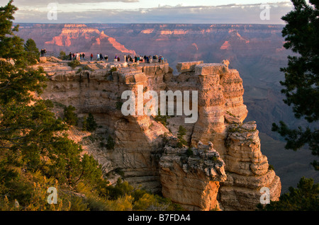 Menschen, die gerade Sonnenaufgang Mather Point South Rim Grand Canyon Arizona USA Stockfoto
