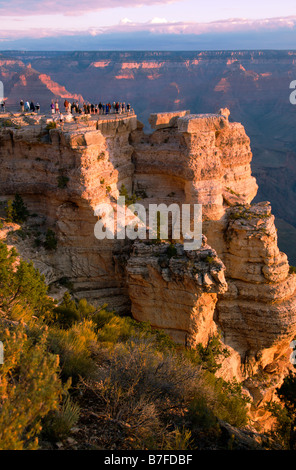 Menschen, die gerade Sonnenaufgang Mather Point South Rim Grand Canyon Arizona USA Stockfoto