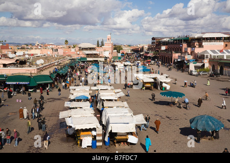 Marrakesch Marokko Nordafrika erhöhten Blick auf Ständen und Menschen in belebten Platz Djemma el Fna Platz in der Medina Stockfoto