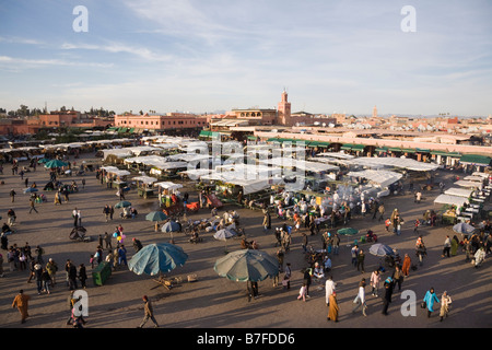 Marrakesch Marokko Nordafrika hohe Aussicht auf Ständen und Menschen auf Platz Djemma el Fna Platz in frühen Abend in der Medina Stockfoto