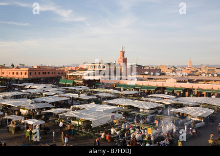 Marrakesch Marokko. Hohe Ansicht der Stände mit Essen und Menschen auf Platz Djemma el Fna Platz in frühen Abend in der Medina Stockfoto