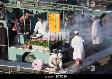 Kochen auf Platz Djemma el Fna Platz am Abend in der Medina, Marrakesch Marokko Nordafrika gekocht Garküche Stockfoto