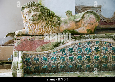 Im Garten des 16c Palacio Nacional (Nationalpalast), Sintra, Portugal. Ein mit Fliesen (Azulejos) dekorierter Sitz mit einer Löwenskulptur Stockfoto