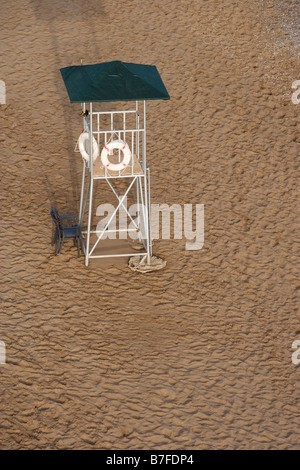 Luftaufnahme des leeren Lebens bewachen Turm am Strand von Belek Antalya Türkei Stockfoto