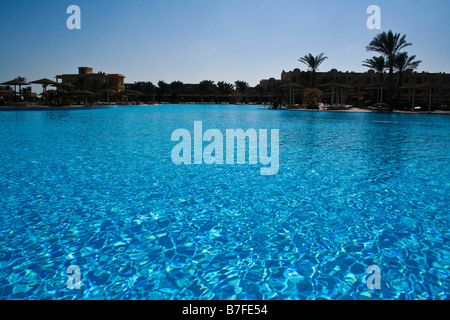 Ruhigen blauen Wasser eines Schwimmbades Stockfoto