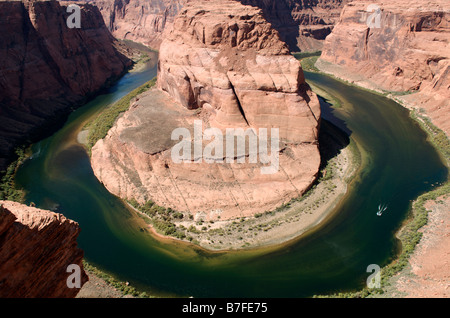 Spektakuläre Aussicht als eine kleine Boote navigiert den Colorado River am Horseshoe Bend in der Nähe von Page Arizona USA Stockfoto