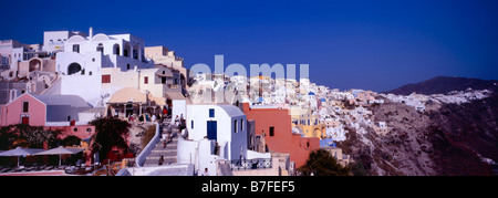 Blick auf das Dorf Oia Häusern thront auf der Seite der Caldera auf Santorin. Stockfoto