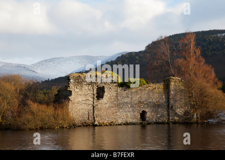 Lochside historischen Insel Burg aus dem 13. Jahrhundert, Wald und Hügel an der Süßwasser-Loch ein Eilein, Craig Dubh, Rothiemurchus, Aviemore, Schottland, Großbritannien ruiniert Stockfoto