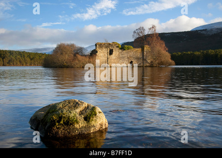 Lochside historischen Insel Burg aus dem 13. Jahrhundert, Wald und Hügel an der Süßwasser-Loch ein Eilein, Craig Dubh, Rothiemurchus, Aviemore, Schottland, Großbritannien ruiniert Stockfoto