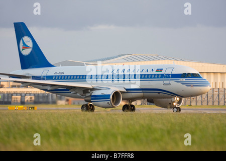 Azerbaijan Airlines - AZAL Airbus A319-111 am Flughafen London Heathrow. Stockfoto