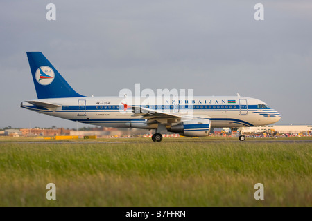 Azerbaijan Airlines - AZAL Airbus A319-111 am Flughafen London Heathrow. Stockfoto