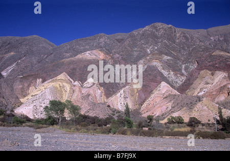 " Die Malerpalette " / " La Paleta del Pintor " flatiron Felsenformationen am Hang, Maimara, Quebrada de Humahuaca, Provinz Jujuy, Argentinien Stockfoto