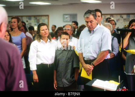 Leuchtenfamilie betet während der katholischen Messe statt im Klassenzimmer Stockfoto
